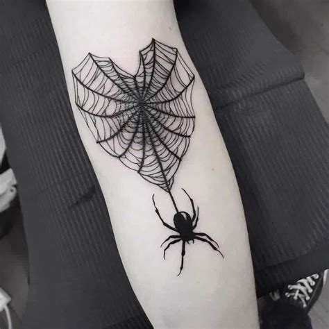 tatuaje de araña en el brazo|Tatuajes de arañas 